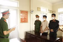 Cơ quan Cảnh sát điều tra Công an  tỉnh Hà Tĩnh đọc các quyết định khởi tố và lệnh bắt đối với Nguyễn Bảo Minh Hoàng (ảnh: Công an tỉnh Hà Tĩnh).