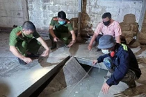 Lực lượng chức năng kiểm tra hầm chứa chất thải bên trong xí nghiệp bóng đèn Điện Quang. (Ảnh: Công an tỉnh Đồng Nai). 