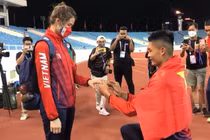 Nhà vô địch SEA Games quỳ gối lấy huy chương vàng cầu hôn bạn gái