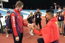 Nhà vô địch SEA Games quỳ gối lấy huy chương vàng cầu hôn bạn gái