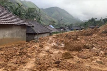 Quảng Ngãi: Đồi lở, cả làng chìm trong đất đá