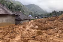 Quảng Ngãi: Đồi lở, cả làng chìm trong đất đá