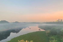 Đốt rác, khói giăng kín cầu Long Biên