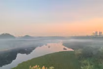 Đốt rác, khói giăng kín cầu Long Biên