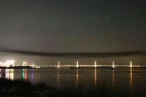 Chủ tịch Hà Nội nói gì về dải khói đen lạ trên cầu Nhật Tân?