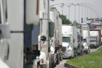 Phương tiện mất 12 tiếng qua chốt ở Hà Nội dù có thẻ ưu tiên “luồng xanh"