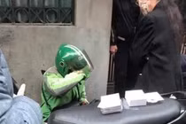 Shipper khóc vì bị lừa tiền giao AirPods, bên trong chỉ có 3 cục pin