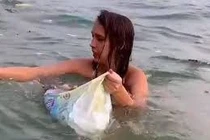 Tổng Thư ký Hội BVTN&MT Việt Nam cảm ơn cô gái Nga nhặt rác khi tắm biển Phú Quốc