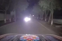 Bật đèn pha ô tô sáng chói khi lưu thông, do mắt kém hay ý thức kém?