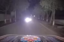 Bật đèn pha ô tô sáng chói khi lưu thông, do mắt kém hay ý thức kém?