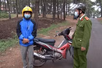 Nam thanh niên cởi quần, khoe "của quý" trước du khách