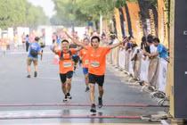 “Cô gái tỷ đô” cùng gần 6.000 vận động viên marathon kêu gọi “không để nhựa thành rác” tại Hà Nội
