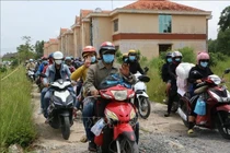 Việc di chuyển tự phát của người dân gây nguy cơ bùng phát dịch cho một số địa phương.