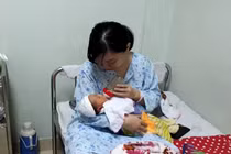 "Tự mình vượt cạn", sản phụ đẻ rơi con trên ô tô từ Hà Nội về quê