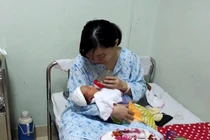 "Tự mình vượt cạn", sản phụ đẻ rơi con trên ô tô từ Hà Nội về quê