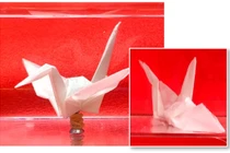 2 con hạc origami cổ điển được làm từ giấy phủ Choetsu (trái) và không tráng (phải). Ảnh: © 2022 Hiroi et al.