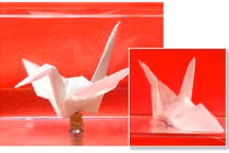 2 con hạc origami cổ điển được làm từ giấy phủ Choetsu (trái) và không tráng (phải). Ảnh: © 2022 Hiroi et al.