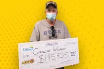 Gregory Warren nhận một nửa giải độc đắc