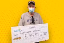 Gregory Warren nhận một nửa giải độc đắc