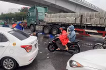 Hai người tử vong dưới gầm xe đầu kéo ở chân cầu Vĩnh Tuy