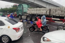 Hai người tử vong dưới gầm xe đầu kéo ở chân cầu Vĩnh Tuy