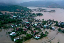 Mưa lũ gây ngập hàng nghìn ngôi nhà ở Bình Định, Quảng Ngãi.