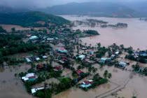 Mưa lũ gây ngập hàng nghìn ngôi nhà ở Bình Định, Quảng Ngãi.