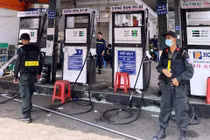 Cảnh sát phong tỏa cây xăng, bắt chủ doanh nghiệp ở Đồng Nai