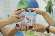 Trong chiến dịch này, TH thu gom vỏ hộp sữa các loại, không phân biệt nhãn hiệu hay nhà sản xuất. Ảnh: Mạc Hóa