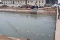 Trắng đêm giăng lưới tìm bé trai 9 tuổi rơi xuống sông