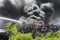 Video: Xưởng lốp xe trên quận 12, TPHCM bùng cháy dữ dội