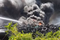 Video: Xưởng lốp xe trên quận 12, TPHCM bùng cháy dữ dội