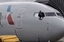Hành khách chui vào buồng lái, phá hỏng máy bay