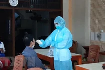 Giám sát chặt chẽ người tiếp xúc với bệnh nhân dương tính trở lại