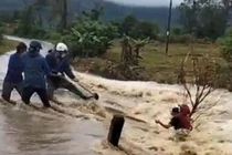 Thót tim người phụ nữ bị lũ cuốn trôi, thoát chết trong gang tấc