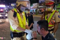 CSGT Sóc Trăng lấy khí thở vào bong bóng để đo nồng độ cồn