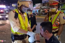 CSGT Sóc Trăng lấy khí thở vào bong bóng để đo nồng độ cồn