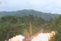 Hàn Quốc sốc nặng, Triều Tiên công bố video phóng tên lửa đạn đạo từ đường sắt