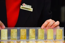 Giá USD điều chỉnh cao, vàng bật tăng theo đà thế giới