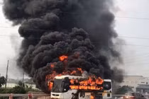 Xe khách bốc cháy dữ dội trên cao tốc Hà Nội - Bắc Giang