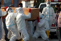 Kỷ lục hơn 1.000 người chết trong một ngày, Indonesia chạy đua tìm ôxy