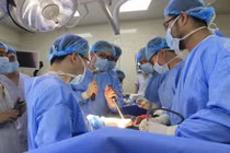 Lần đầu tiên tại Việt Nam đại phẫu cho người đàn ông có dáng 'tháp nghiêng'