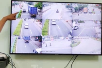 ‘Mắt thần’ phát hiện nhiều xe công ngang nhiên vượt đèn đỏ