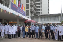 Những chuyên gia điều trị COVID-19 hàng đầu của Chợ Rẫy lên đường đến Bắc Giang