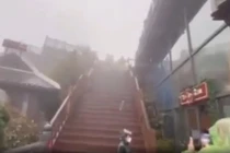 Nóc nhà Đông Dương Fansipan bất ngờ có mưa tuyết