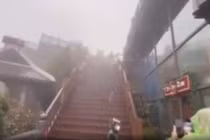 Nóc nhà Đông Dương Fansipan bất ngờ có mưa tuyết