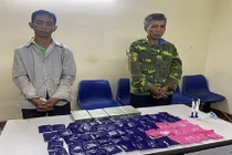 2 đối tượng Phạm Văn Hữu và Sồng A Cho cùng tang vật vụ án. Ảnh: Công an tỉnh Sơn La.