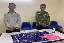 2 đối tượng Phạm Văn Hữu và Sồng A Cho cùng tang vật vụ án. Ảnh: Công an tỉnh Sơn La.