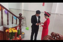 Nữ điều dưỡng trẻ cưới online mùa dịch Covid-19