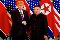 Video cú bắt tay đầu tiên của hai ông Trump và Kim tại Hà Nội